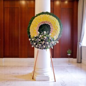 Corona Fúnebre Premium – Polar en Capas y Copete Blanco
